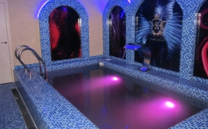 Номер Lux - бассейн с гидромассажем Бассейн с гидромассажем, фонтаном и неоновой подсветкой. 