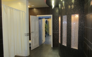 Номер Lux - выход в душ, сауну Выход в душевую, сауну и бассейн с джакузи и фонтанам.